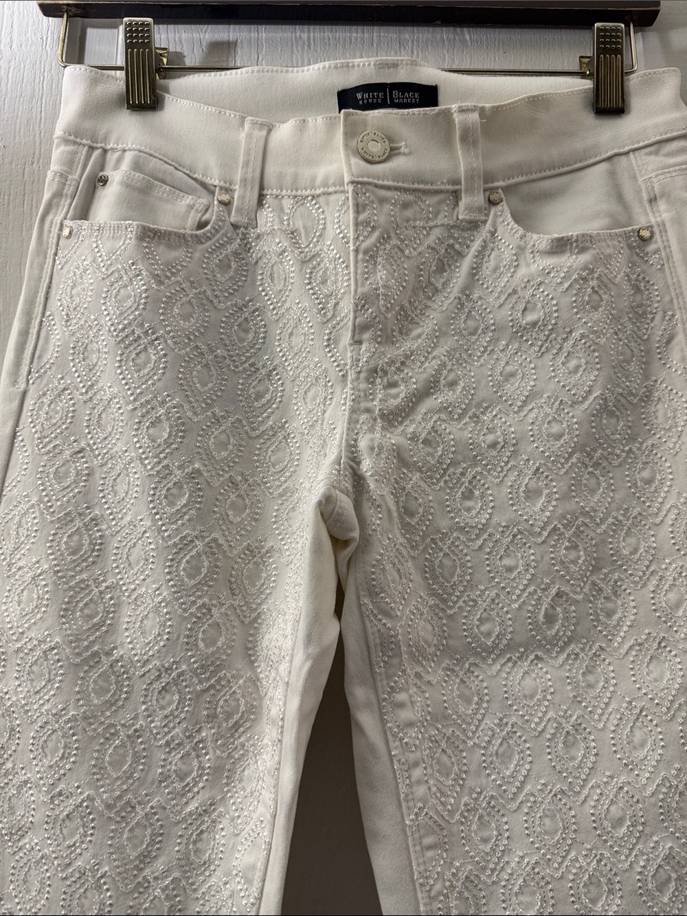 White House Black Market White Embroidered Skinny Jeans with Bead Detail Sz 0R